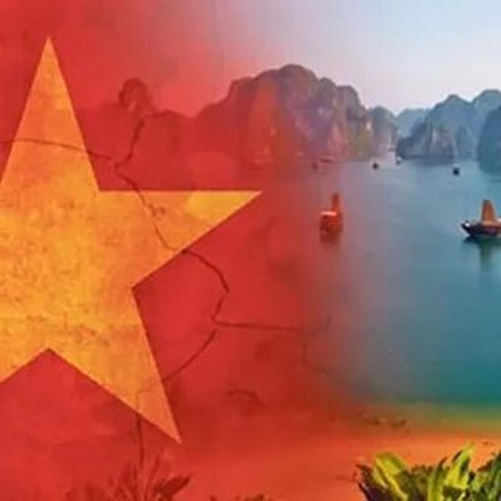 Phương Oanh diện set đồ 50 - Cảm hứng video marketing từ Hotspot Matrix